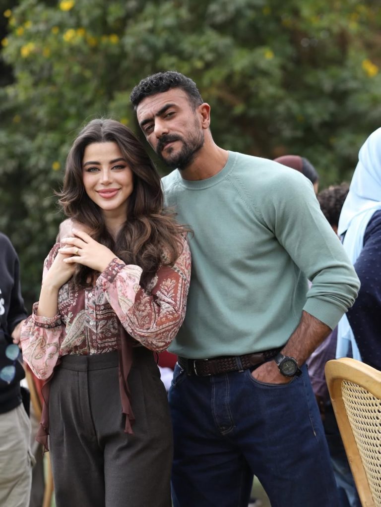 إطلالات النجوم
                        من الدنيم إلى فستان الزفاف... إطلالات يارا السكري مع أحمد العوضي 
                        
                            25 آذار 2026