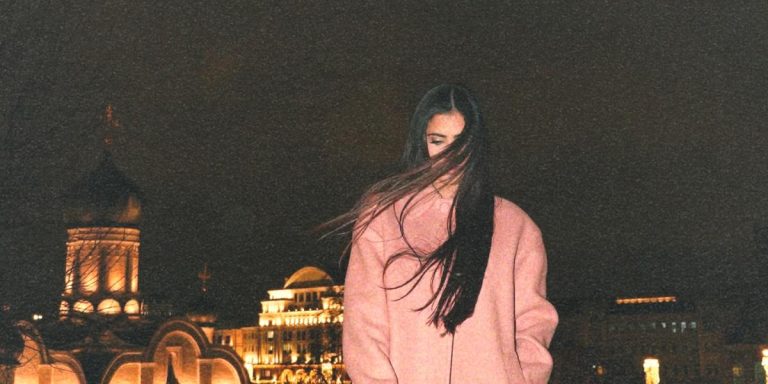 إطلالات بلمسات اللون الوردي يمكن أن تلهمك لأيام عيد الفطر 2026 من وحي عاشقات الموضة