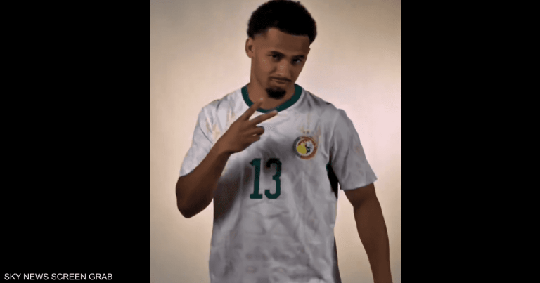 السنغال تتحدى “الكاف” وتضيف نجمة إلى قميصها في المونديال السنغال تتحدى "الكاف" وتضيف نجمة إلى قميصها في المونديال