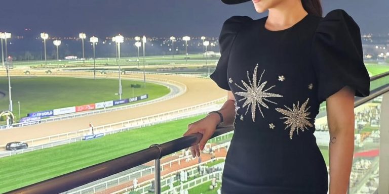 الفخامة الكلاسيكية تطبع إطلالات الحاضرات في كأس دبي العالمي للخيول 2026 الفخامة الكلاسيكية تطبع إطلالات الحاضرات في كأس دبي العالمي للخيول 2026