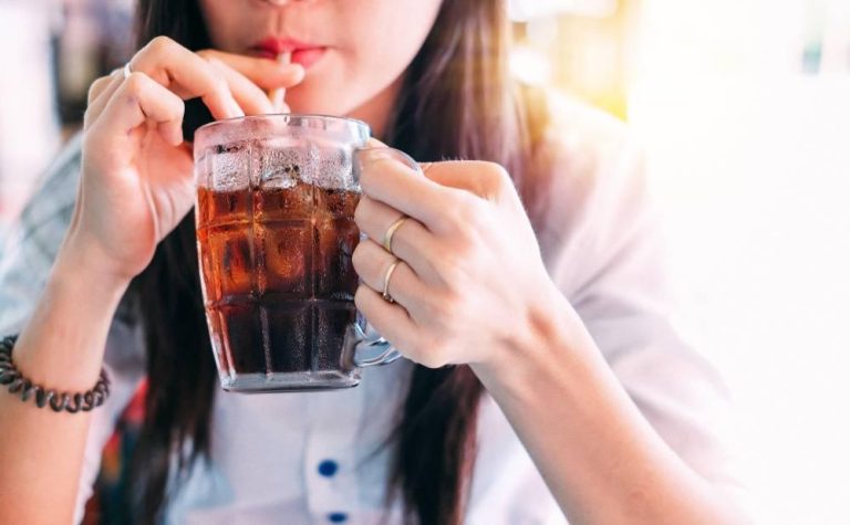 المشروبات السكرية تزيد القلق لدى المراهقين