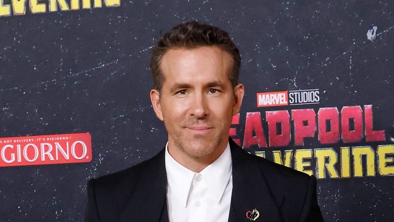 رايان رينولدز وجيسون موموا يؤجلان إصدار الفيلم إلى عام 2027 Ryan Reynolds