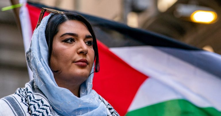 رفع ناشط مؤيد للفلسطينيين دعوى قضائية يزعم فيها وجود تهديدات قبل أسابيع من إحباط مخطط إلقاء قنابل حارقة رفع ناشط مؤيد للفلسطينيين دعوى قضائية يزعم فيها وجود تهديدات قبل أسابيع من إحباط مخطط إلقاء قنابل حارقة