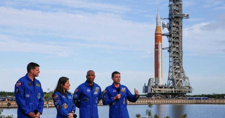 رواد "ناسا" يستعدون لأول رحلة مأهولة نحو القمر منذ عقود