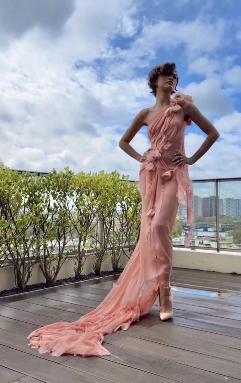 زيندايا بأربع إطلالات: حرير شفّاف وشيفون جريء ودانتيل أبيض وفرو وردي