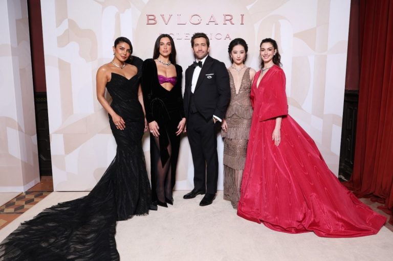 ساعات ومجوهرات
Bvlgari تُطلق مجموعة Eclettica: حوار بين المجوهرات الراقية والفن المتجدد
25 آذار 2026 ساعات ومجوهرات
Bvlgari تُطلق مجموعة Eclettica: حوار بين المجوهرات الراقية والفن المتجدد
25 آذار 2026