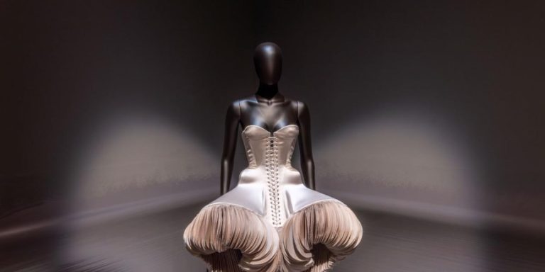 عبقرية سكياباريللي تحتضنها السريالية في متحف فيكتوريا وألبرت