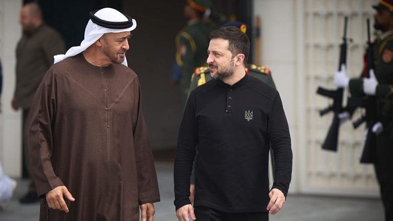 على وقع الهجمات الإيرانية.. زيلينسكي يعلن تعاونًا دفاعيًا لعشر سنوات مع دول الخليج على وقع الهجمات الإيرانية.. زيلينسكي يعلن تعاونًا دفاعيًا لعشر سنوات مع دول الخليج