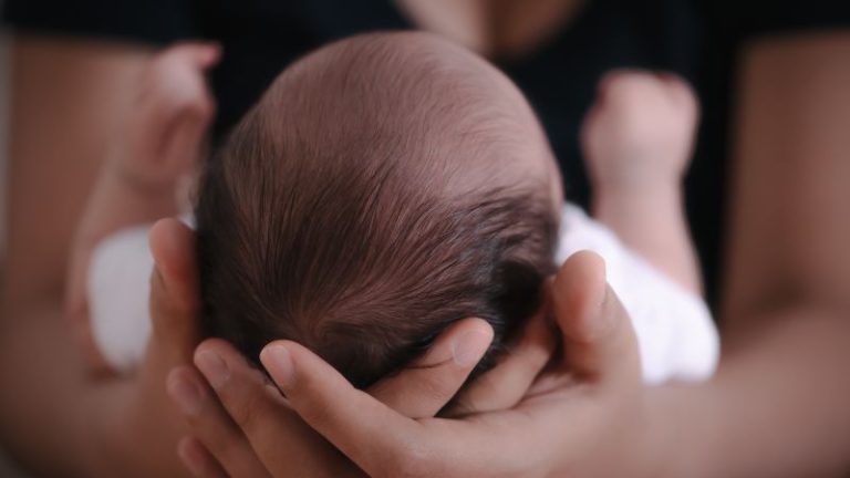 لا يقتصر الأمر على اللقاحات: فالآباء يرفضون الرعاية الوقائية الروتينية الأخرى لحديثي الولادة