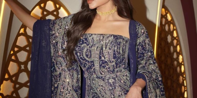 من الفخامة إلى النعومة.. إطلالات باللون الكحلي تلهمك في أمسيات رمضان الراقية من الفخامة إلى النعومة.. إطلالات باللون الكحلي تلهمك في أمسيات رمضان الراقية