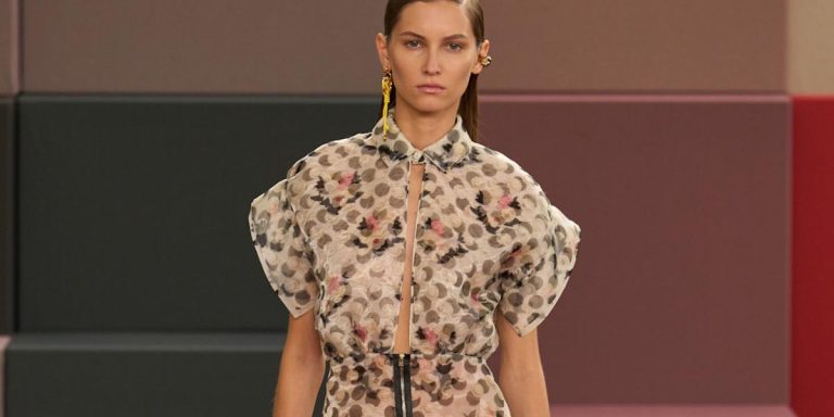 أبرز النقشات الرائجة في ربيع وصيف 2026… موسم يحتفي بالجرأة والحنين في آنٍ واحد