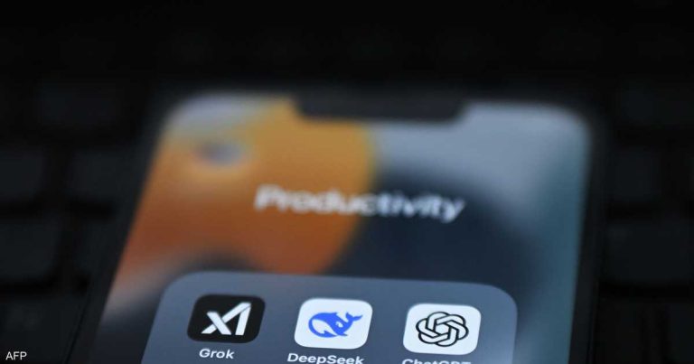 "أبل" تهدد بحذف تطبيق "غروك" من متجرها وتكشف السبب