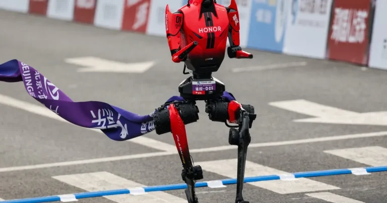 أسرع من البشر.. روبوت "لايتنينج" الصيني يركض نصف ماراثون