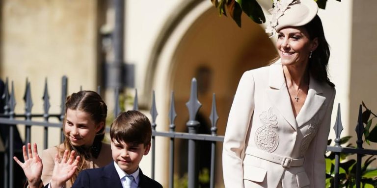 أناقة الربيع بطابع ملكي على طريقة كيت ميدلتون.. أميرة ويلز محط الأنظار بسبب إطلالاتها أناقة الربيع بطابع ملكي على طريقة كيت ميدلتون.. أميرة ويلز محط الأنظار بسبب إطلالاتها