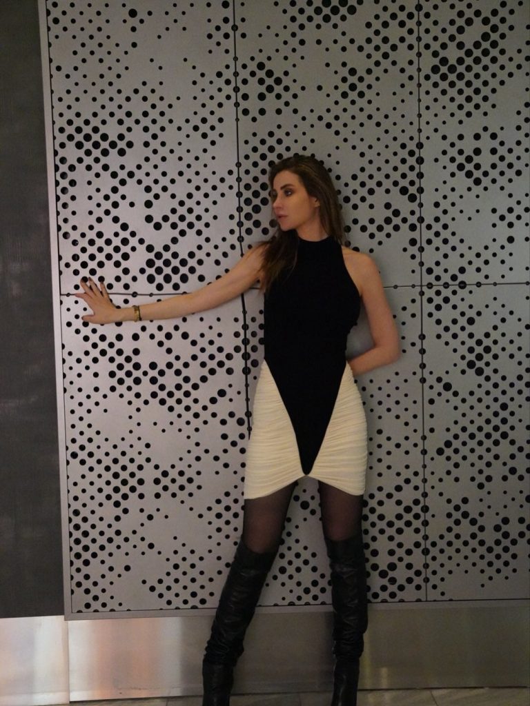 إطلالات المشاهير
                        فستان أنابيلا هلال الضيّق بالأبيض والأسود… إطلالة عصرية لافتة
                        
                            16 نيسان 2026