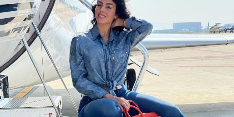 إطلالات النجمات في الطائرة.. تنسيقات الكاجوال المفضّلة لهن وتتكامل مع حقيبة هيرمس الفاخرة