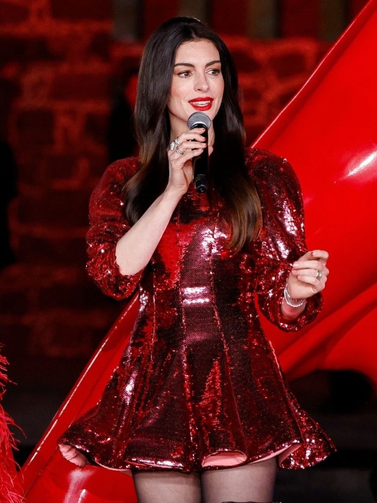 إطلالات النجوم
                        آن هاثاوي تضجّ أنوثةً بإطلالتين أنيقتين
                        
                            01 نيسان 2026