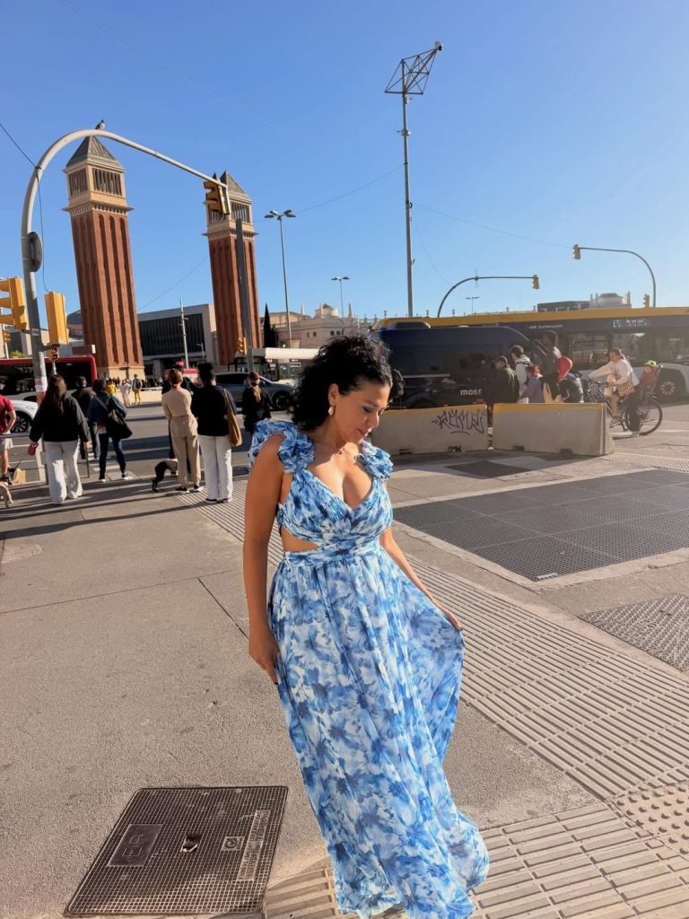 إطلالات النجوم
                        رانيا يوسف تختار برشلونة لإطلالة صيفية بامتياز: فستان أزرق بـ Cut-Out وتفاصيل الورود البارزة
                        
                            22 نيسان 2026