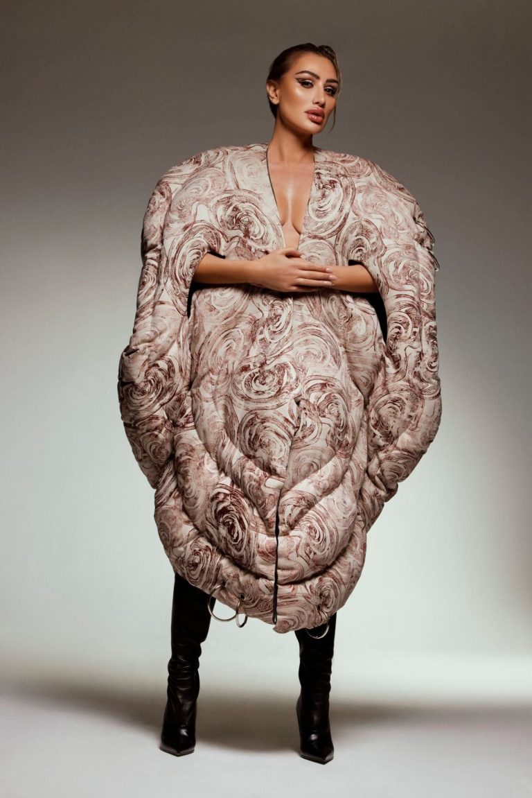 إطلالات النجوم
                        مايا دياب: عندما تتحول الموضة إلى عمل فني
                        
                            22 نيسان 2026