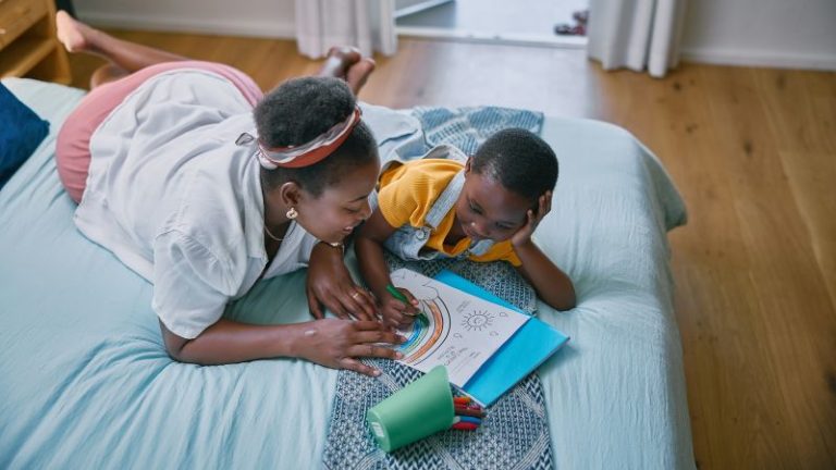 إن تنظيم استخدام طفلك للتكنولوجيا ليس بالأمر المستحيل. كيفية القيام بذلك