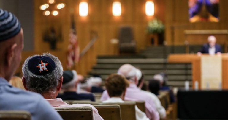 اعتقال شابين بتهمة التخطيط لمهاجمة معبد يهودي في هيوستن