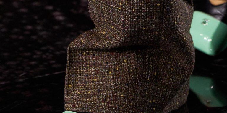 الأحذية ذات المقدّمة المربّعة… صيحة توازن بين الجرأة والكلاسيكية في ربيع وصيف 2026‏