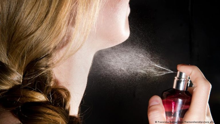 العطر على الرقبة.. عادة جمالية أم خطر على صحتنا؟