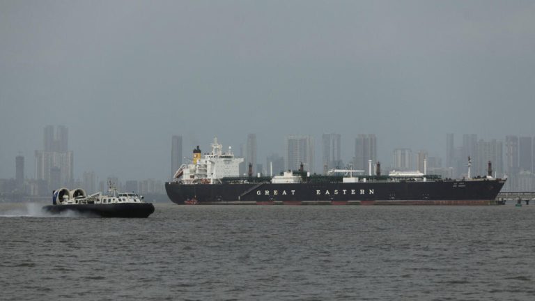 النفط يتراجع تحت حاجز 100 دولار بعد وقف الحرب بالشرق الأوسط وإيران تجيز العبور من مضيق هرمز