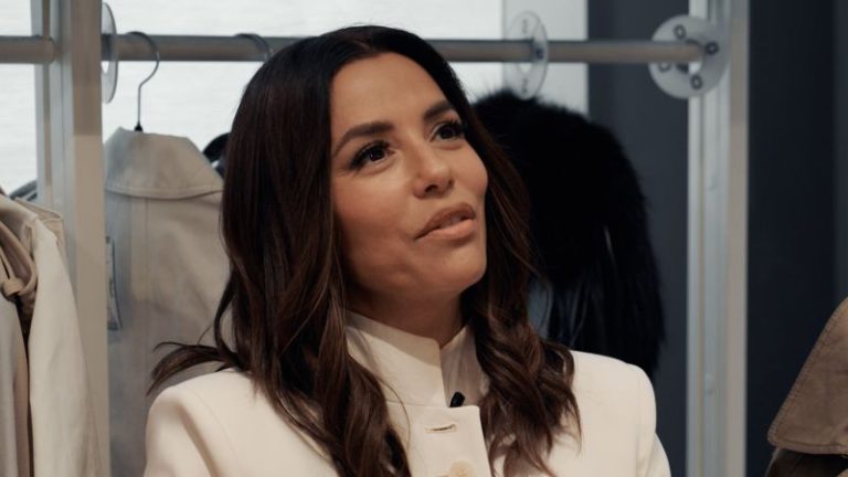 بالفيديو: تتعرف إيفا لونجوريا على سبب كون المعطف الواقي من المطر رائجًا دائمًا في باريس