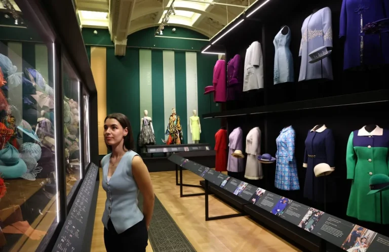 بريطانيا تحتفي بالملكة إليزابيث الثانية أيقونةً للموضة بمعرض ضخم في الذكرى المئوية لميلادها
