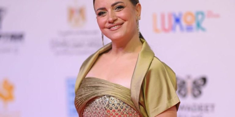 بعد تألقها في السينما والدراما.. ريهام عبدالغفور تطل بأناقة لامعة أثناء تكريمها