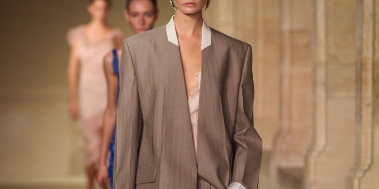 بلايزر ربيعية تمنحك إطلالة مكتبية أنيقة وعملية