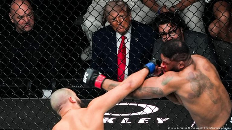 ترامب يحضر نزال قتالي رياضي في وقت انهيار المحادثات مع إيران