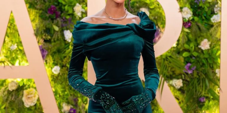 ترف فساتين المخمل في شتاء 2025 على خطى النجمات.. تصاميم جديدة مفعمة بالرقي