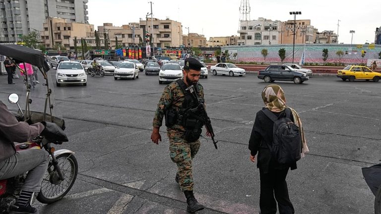 تصاعد التوقيفات في إيران منذ اندلاع الحرب.. منظمة حقوقية توثق أكثر من 3600 حالة