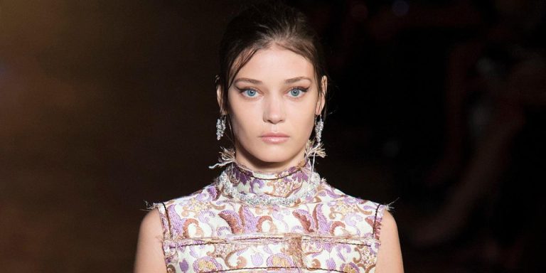 جمال غير مكتمل… حين تتحدى الموضة مفهوم الكمال