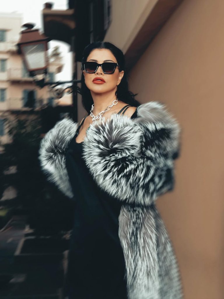 جومانا مراد تودّع الشتاء بفستان يشبه ''قميص النوم'' مع معطف من الفرو