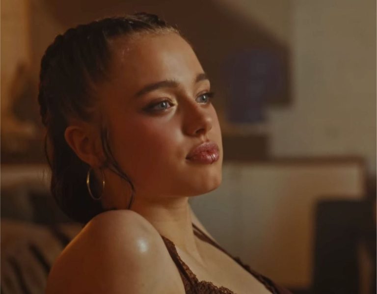 شيلوه ابنة أنجلينا جولي نسخة عنها في أول فيديو كليب لها