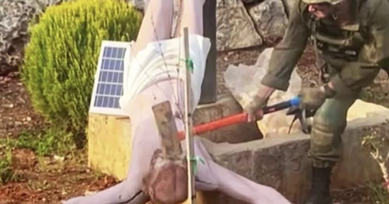 غضب بعد رؤية جندي إسرائيلي يضرب تمثال يسوع في لبنان