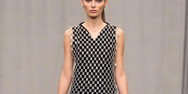 فساتين الشبك تعود بجرأة في ربيع وصيف 2026