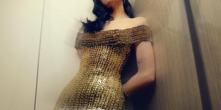 فساتين سهرة أكثر جاذبية بمزيج اللمعان الفضي والذهبي.. هذه التصاميم اختارتها عاشقات الموضة هذا الموسم