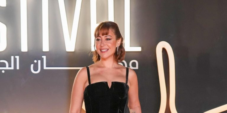 فساتين سهرة حالمة وتناسب الأجواء الرومانسية لفتتنا من خزانة منة شلبي تزامنًا مع تصدرها بطولة فيلم "السلم والثعبان 2"