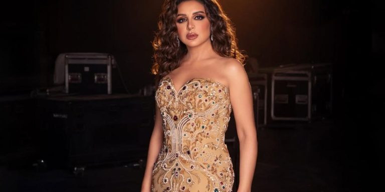 فساتين مرصعة لسهرات الربيع من خزانة أنغام.. ولمسات الألوان الزاهية حاضرة بين اختياراتها فساتين مرصعة لسهرات الربيع من خزانة أنغام.. ولمسات الألوان الزاهية حاضرة بين اختياراتها