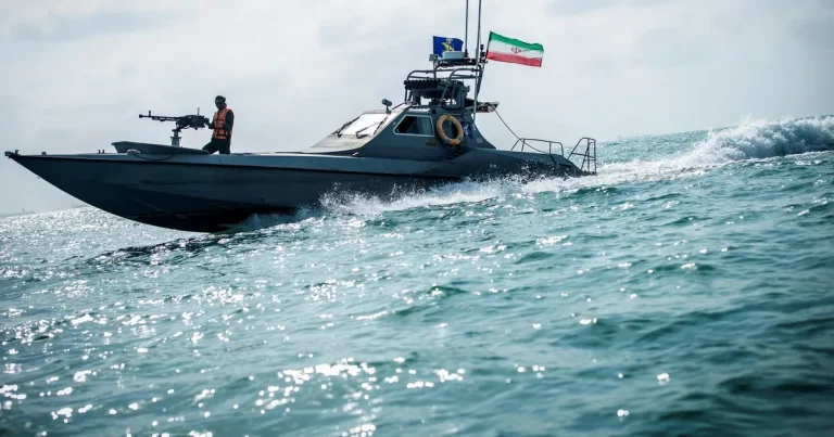 كيف تستخدم إيران "أسطول البعوض" في السيطرة على مضيق هرمز؟