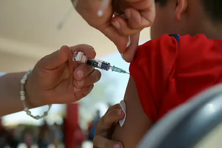 "لقاح واحد مفقود يمكن أن يهدد الحياة": الأطباء الإماراتيون يدعمون خطة غرامة بقيمة 20 ألف درهم