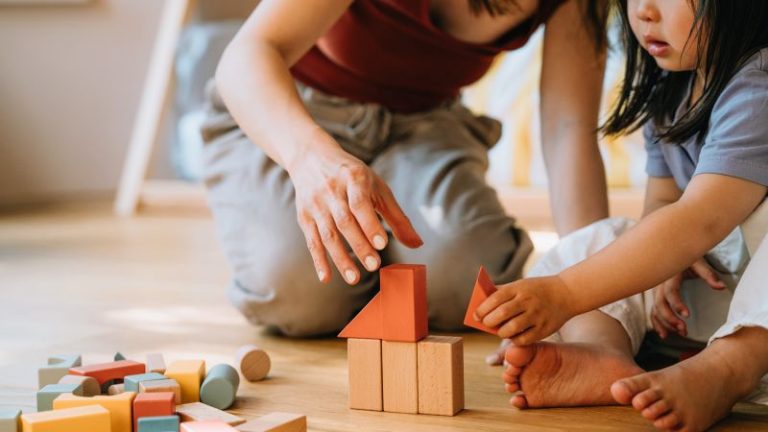 لماذا يمكن أن يساعد التفكير النقدي في الحفاظ على أمان الأطفال عبر الإنترنت؟