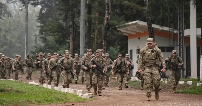 متجهاً للشرق الأوسط.. ما هو لواء المدفعية 142 الأمريكي؟