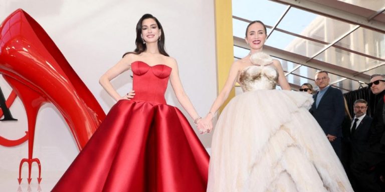 منافسة الأناقة المبتكرة بين نجمات "The Devil Wears Prada 2".. هل خطفت إيميلي بلنت الأضواء من آن هاثاواي؟