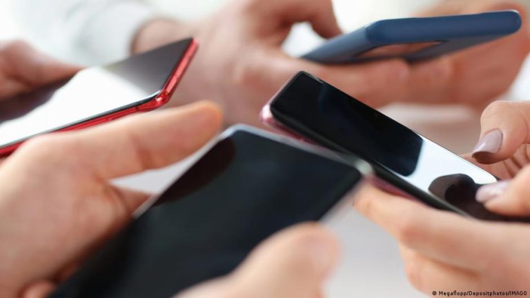 منصات التواصل.. عالم رقمي يرهق التوازن النفسي للطلاب