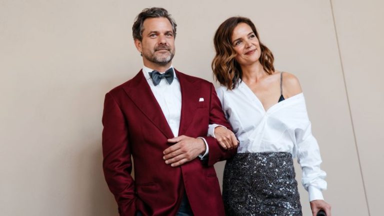 نظرة الأسبوع: تعيد كاتي هولمز إحياء واحدة من أكثر لحظات الموضة انتشارًا